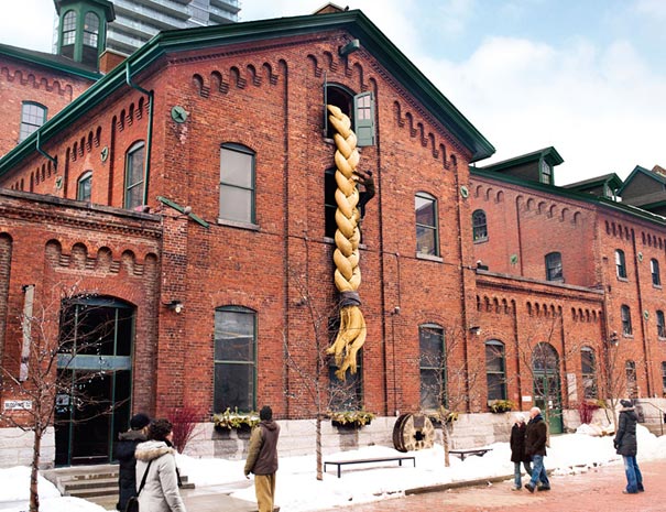 30 Creative Ads Using Oversized Objects