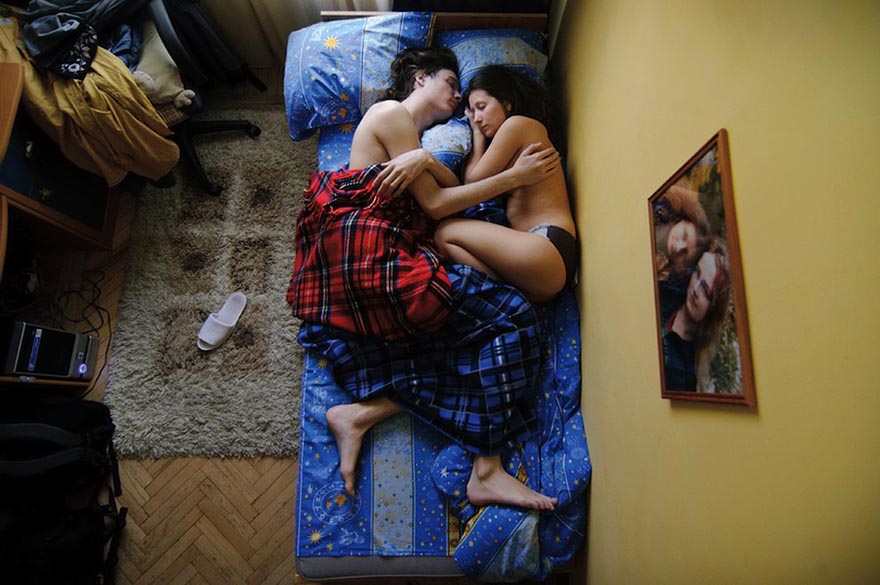 Intimate Portraits of Sleeping Pregnant Couples by Russian Photographer Jana Romanova