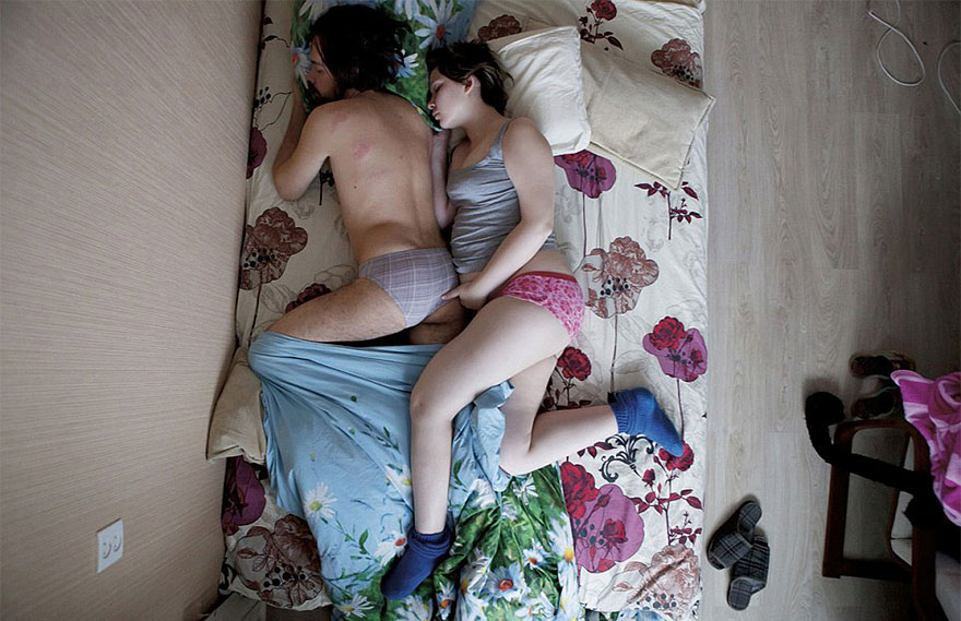 Intimate Portraits of Sleeping Pregnant Couples by Russian Photographer Jana Romanova Intimate Portraits of Sleeping Pregnant Couples by Russian Photographer Jana Romanova