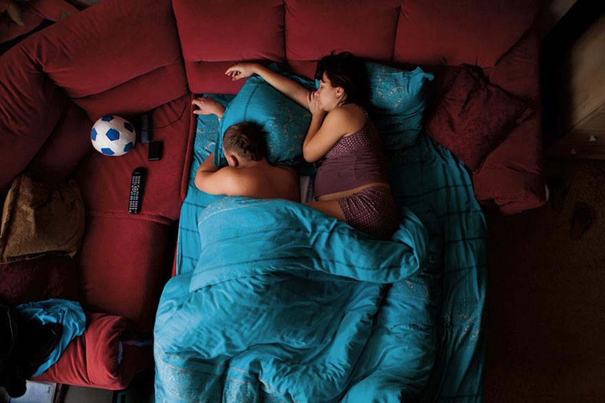 Intimate Portraits of Sleeping Pregnant Couples by Russian Photographer Jana Romanova Intimate Portraits of Sleeping Pregnant Couples by Russian Photographer Jana Romanova