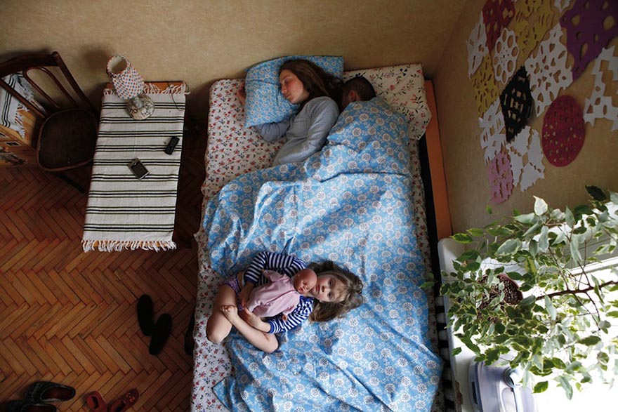Intimate Portraits of Sleeping Pregnant Couples by Russian Photographer Jana Romanova Intimate Portraits of Sleeping Pregnant Couples by Russian Photographer Jana Romanova