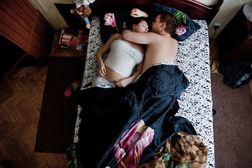 Intimate Portraits of Sleeping Pregnant Couples by Russian Photographer Jana Romanova Intimate Portraits of Sleeping Pregnant Couples by Russian Photographer Jana Romanova