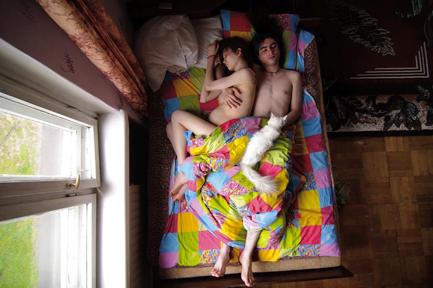 Intimate Portraits of Sleeping Pregnant Couples by Russian Photographer Jana Romanova