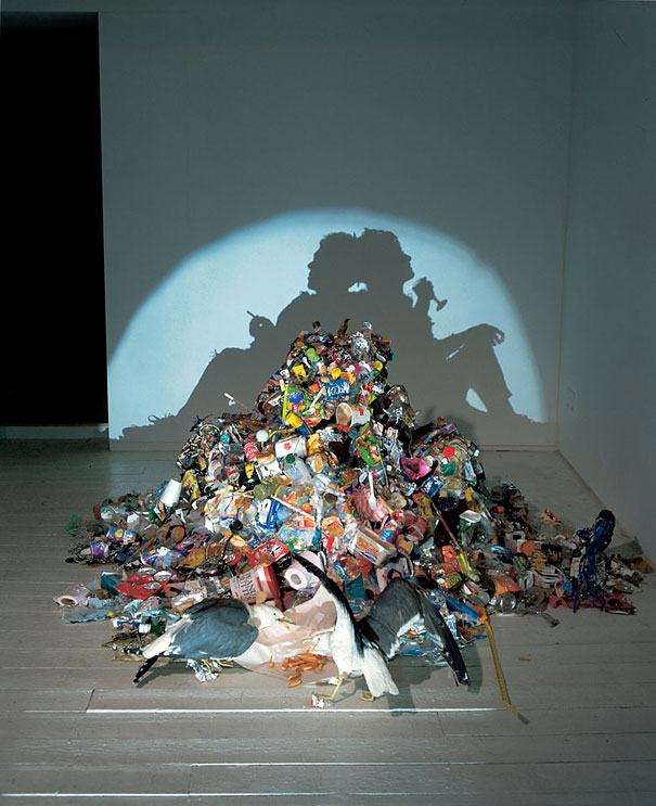 Incredible Shadow Sculptures Made of Rubbish Incredible Shadow Sculptures Made of Rubbish