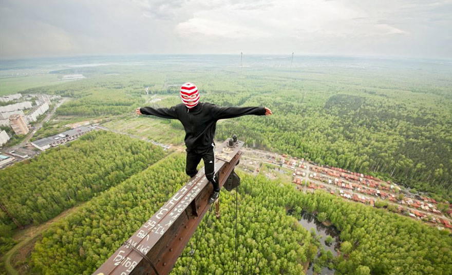 Heart-stopping Photos of Russian Daredevils Taken Without Any Safety Equipment
