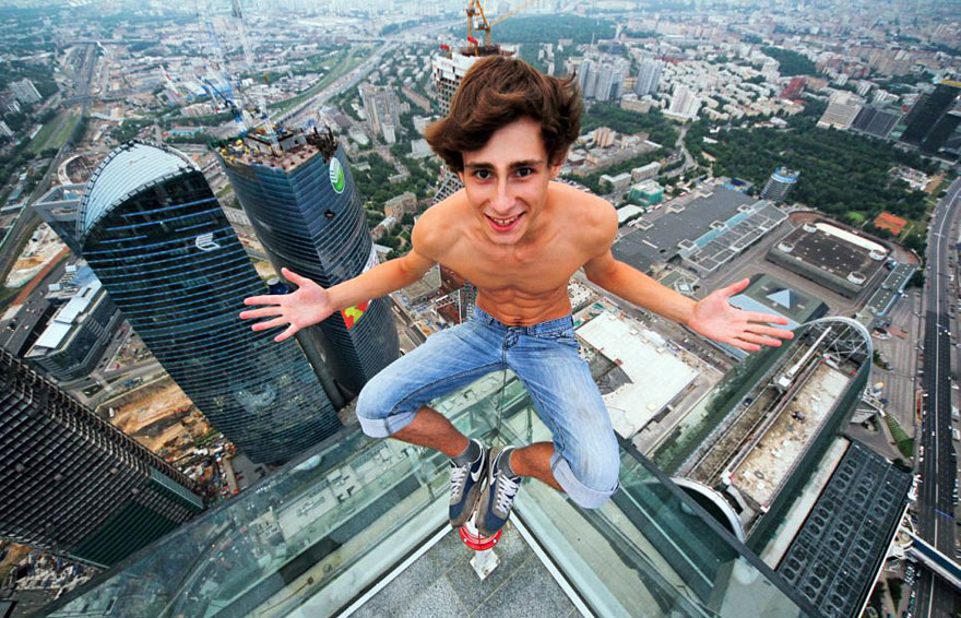 Heart-stopping Photos of Russian Daredevils Taken Without Any Safety Equipment Heart-stopping Photos of Russian Daredevils Taken Without Any Safety Equipment