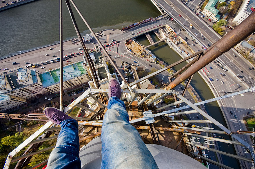Heart-stopping Photos of Russian Daredevils Taken Without Any Safety Equipment Heart-stopping Photos of Russian Daredevils Taken Without Any Safety Equipment