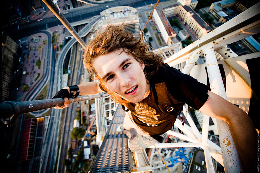 Heart-stopping Photos of Russian Daredevils Taken Without Any Safety Equipment Heart-stopping Photos of Russian Daredevils Taken Without Any Safety Equipment