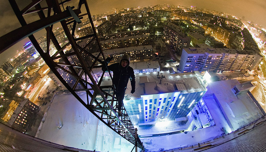 Heart-stopping Photos of Russian Daredevils Taken Without Any Safety Equipment Heart-stopping Photos of Russian Daredevils Taken Without Any Safety Equipment
