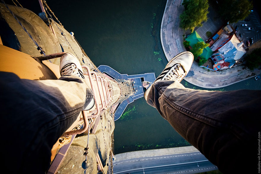 Heart-stopping Photos of Russian Daredevils Taken Without Any Safety Equipment Heart-stopping Photos of Russian Daredevils Taken Without Any Safety Equipment