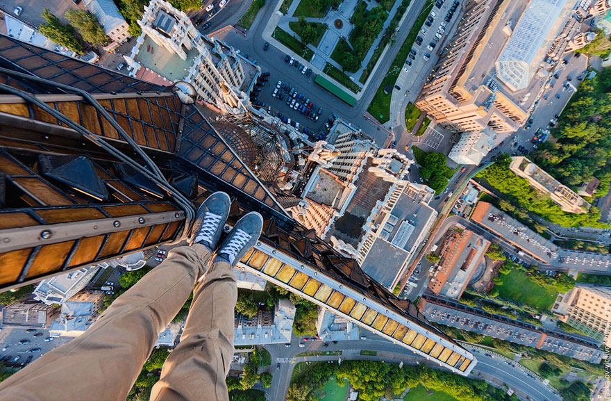 Heart-stopping Photos of Russian Daredevils Taken Without Any Safety Equipment Heart-stopping Photos of Russian Daredevils Taken Without Any Safety Equipment