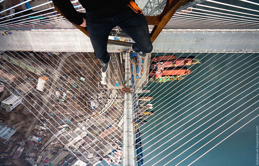 Heart-stopping Photos of Russian Daredevils Taken Without Any Safety Equipment Heart-stopping Photos of Russian Daredevils Taken Without Any Safety Equipment