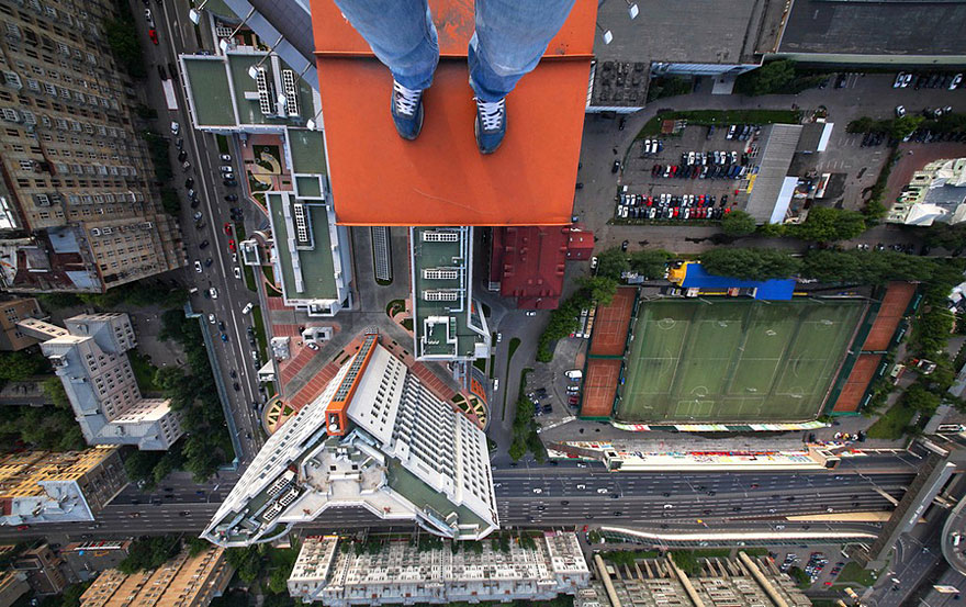 Heart-stopping Photos of Russian Daredevils Taken Without Any Safety Equipment Heart-stopping Photos of Russian Daredevils Taken Without Any Safety Equipment