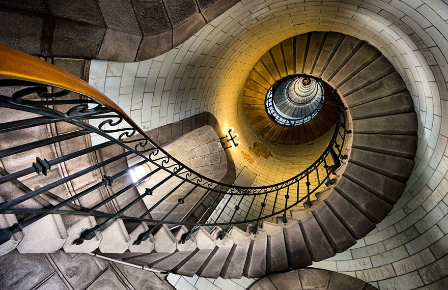 20 Mesmerizing Examples of Spiral Staircase Photography