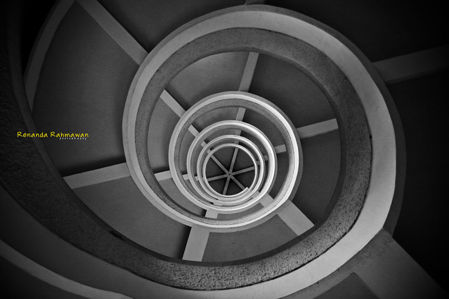 20 Mesmerizing Examples of Spiral Staircase Photography