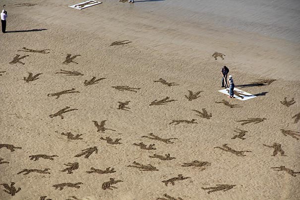 9,000 Fallen Soldier Sand Drawings Commemorate Those Who Died On D-Day Beach 