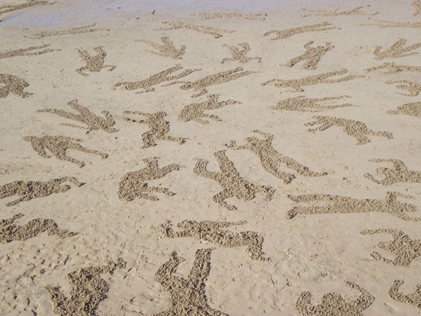9,000 Fallen Soldier Sand Drawings Commemorate Those Who Died On D-Day Beach 