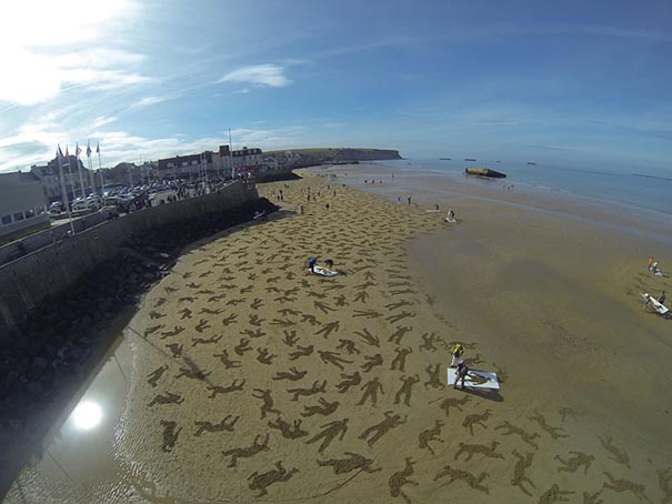 9,000 Fallen Soldier Sand Drawings Commemorate Those Who Died On D-Day Beach 9,000 Fallen Soldier Sand Drawings Commemorate Those Who Died On D-Day Beach