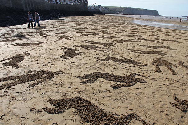 9,000 Fallen Soldier Sand Drawings Commemorate Those Who Died On D-Day Beach 9,000 Fallen Soldier Sand Drawings Commemorate Those Who Died On D-Day Beach