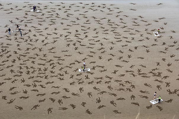9,000 Fallen Soldier Sand Drawings Commemorate Those Who Died On D-Day Beach 9,000 Fallen Soldier Sand Drawings Commemorate Those Who Died On D-Day Beach