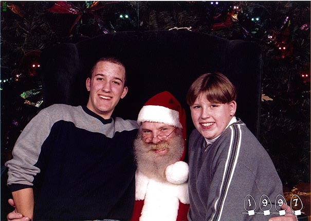 Two Brothers Have Been Taking Pictures With Santa For The Last 34 Years