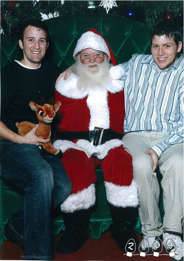 Two Brothers Have Been Taking Pictures With Santa For The Last 34 Years