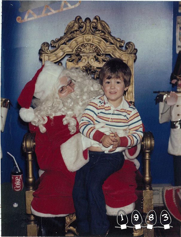 Two Brothers Have Been Taking Pictures With Santa For The Last 34 Years