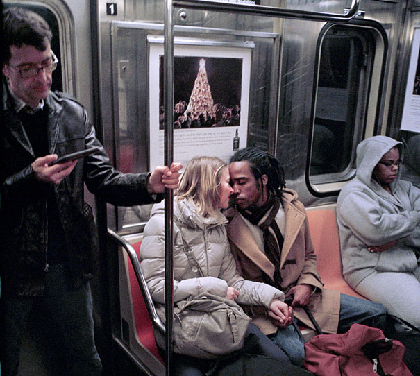 Street Photographer Spends 30 Years Capturing Kissing Couples of New York City