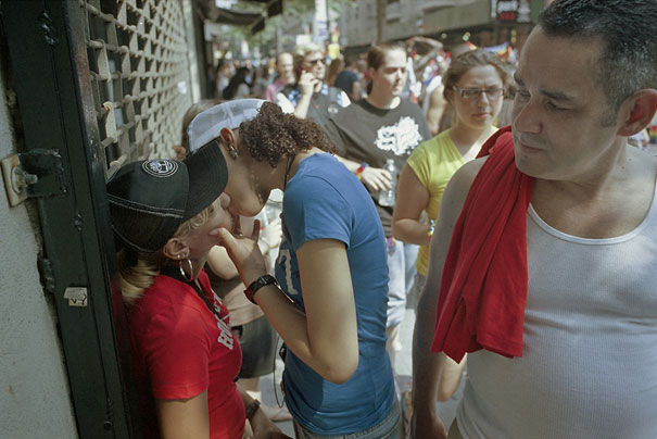 Street Photographer Spends 30 Years Capturing Kissing Couples of New York City Street Photographer Spends 30 Years Capturing Kissing Couples of New York City