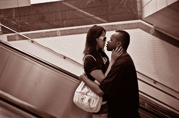 Street Photographer Spends 30 Years Capturing Kissing Couples of New York City Street Photographer Spends 30 Years Capturing Kissing Couples of New York City