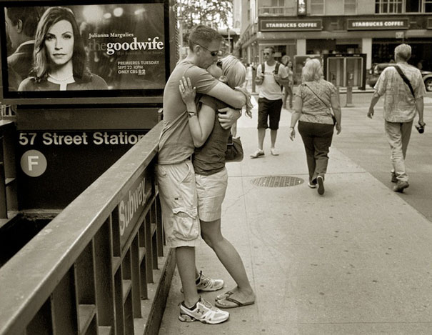Street Photographer Spends 30 Years Capturing Kissing Couples of New York City
