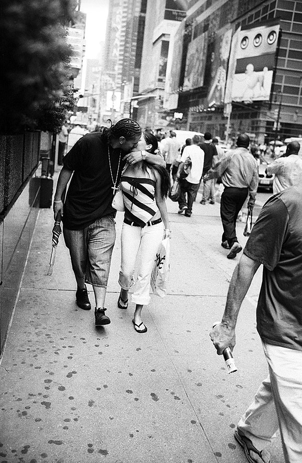 Street Photographer Spends 30 Years Capturing Kissing Couples of New York City