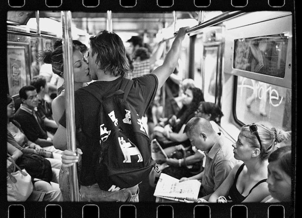 Street Photographer Spends 30 Years Capturing Kissing Couples of New York City Street Photographer Spends 30 Years Capturing Kissing Couples of New York City