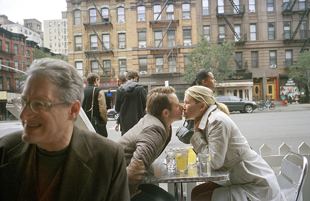 Street Photographer Spends 30 Years Capturing Kissing Couples of New York City Street Photographer Spends 30 Years Capturing Kissing Couples of New York City