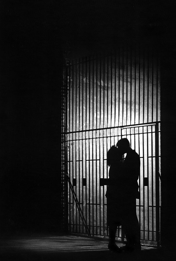 Street Photographer Spends 30 Years Capturing Kissing Couples of New York City Street Photographer Spends 30 Years Capturing Kissing Couples of New York City