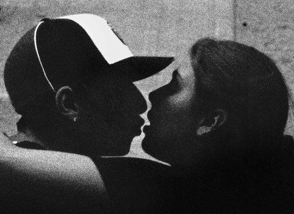 Street Photographer Spends 30 Years Capturing Kissing Couples of New York City Street Photographer Spends 30 Years Capturing Kissing Couples of New York City