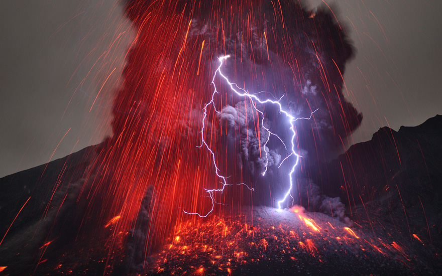 Frighteningly Beautiful Shots of Volcanic Lightning by Martin Rietze