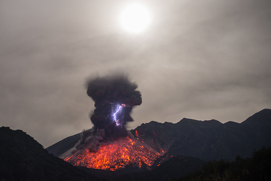 Frighteningly Beautiful Shots of Volcanic Lightning by Martin Rietze