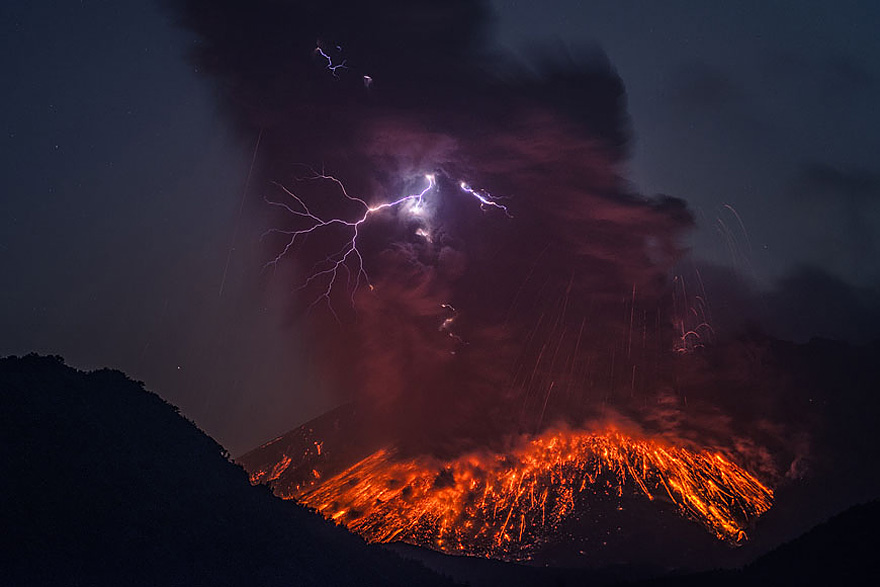 Frighteningly Beautiful Shots of Volcanic Lightning by Martin Rietze
