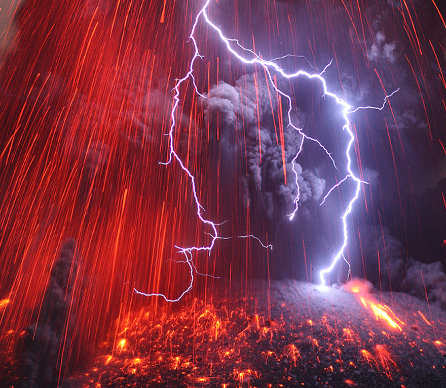 Frighteningly Beautiful Shots of Volcanic Lightning by Martin Rietze Frighteningly Beautiful Shots of Volcanic Lightning by Martin Rietze