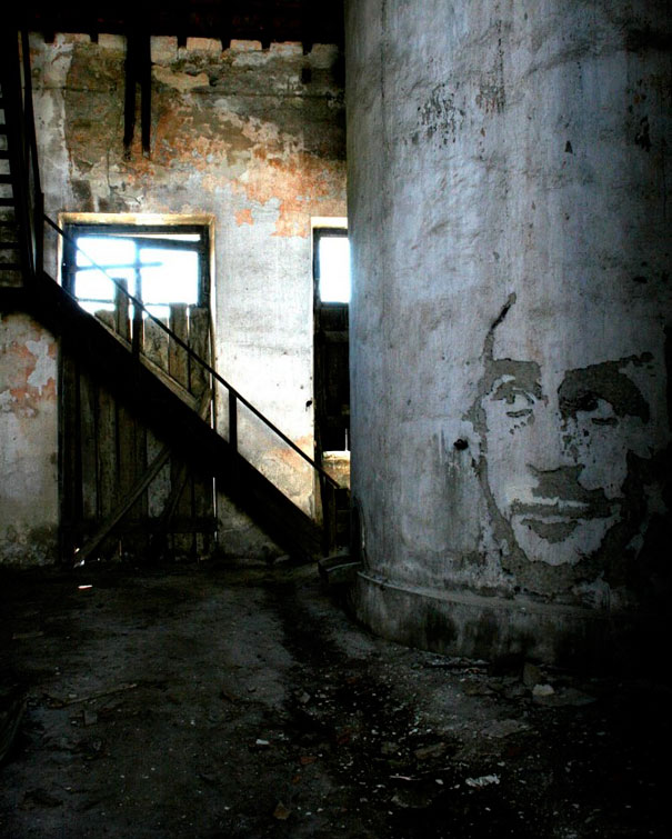 Portraits Carved in Walls by Alexandre Farto