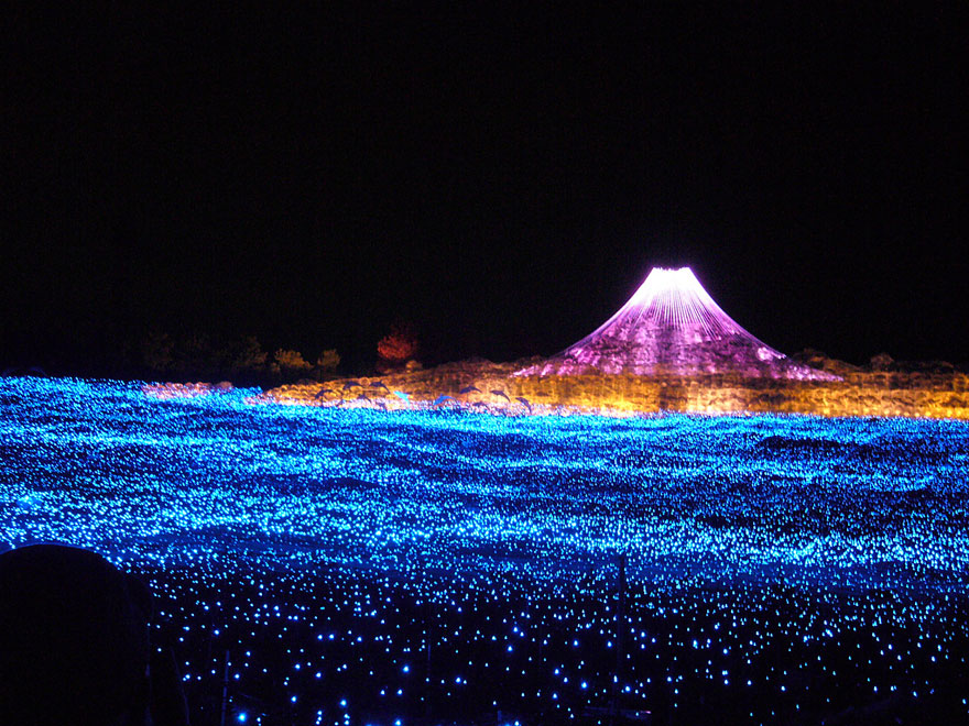 Tunnel of Lights Made of Millions of LEDs in Japan
