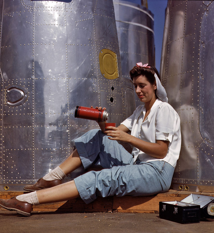 Rare Color Photographs of Women at Work During WW2 Rare Color Photographs of Women at Work During WW2