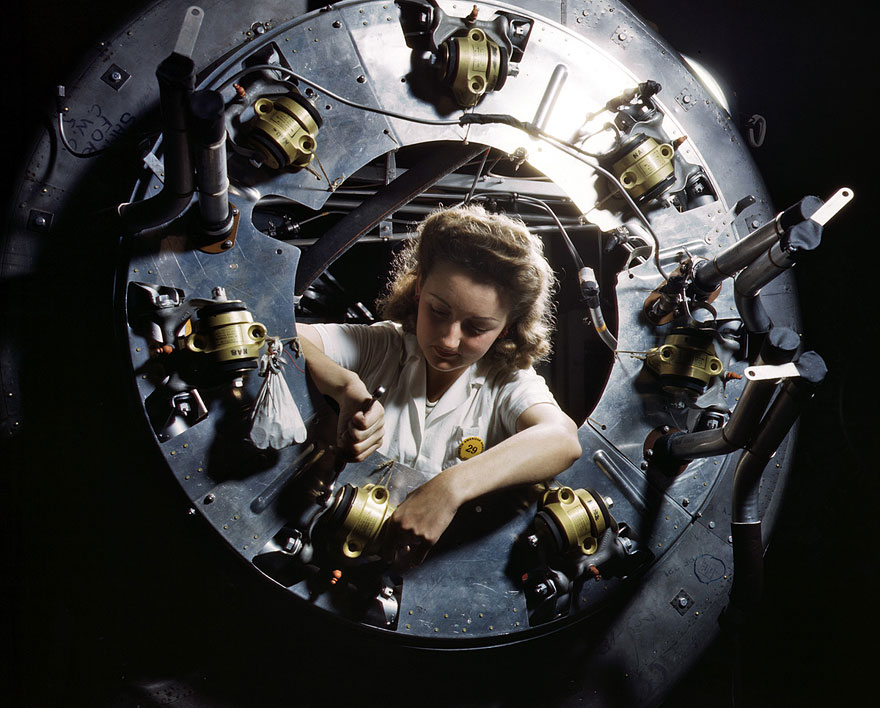 Rare Color Photographs of Women at Work During WW2 Rare Color Photographs of Women at Work During WW2