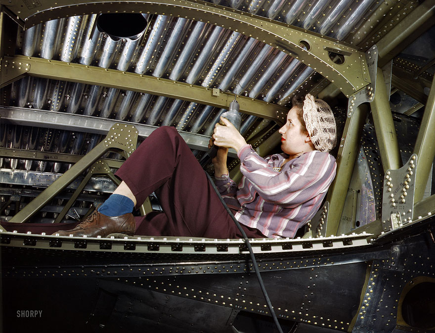 Rare Color Photographs of Women at Work During WW2 Rare Color Photographs of Women at Work During WW2
