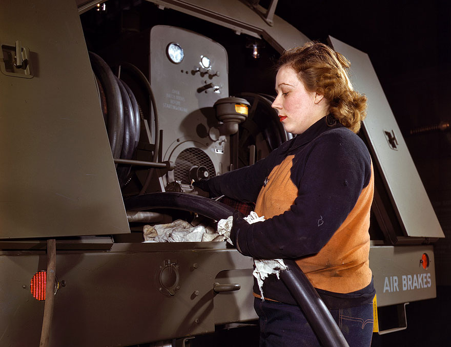 Rare Color Photographs of Women at Work During WW2 Rare Color Photographs of Women at Work During WW2