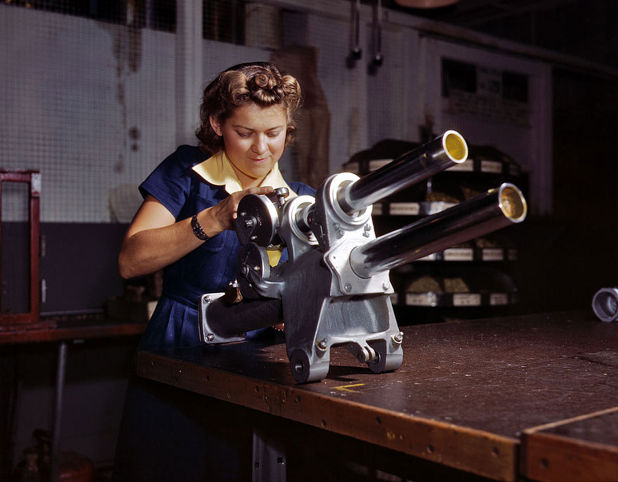 Rare Color Photographs of Women at Work During WW2 Rare Color Photographs of Women at Work During WW2