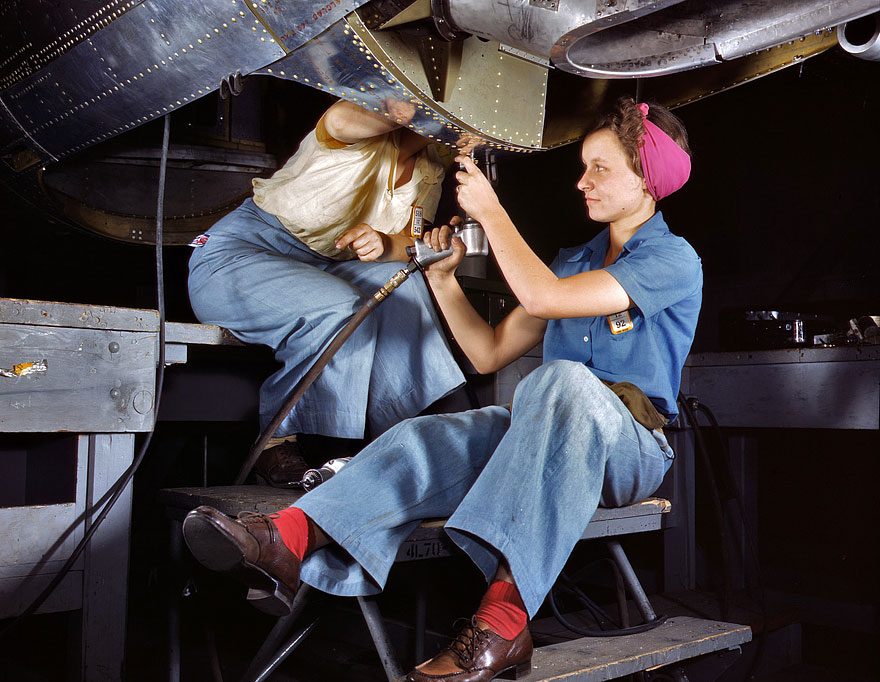 Rare Color Photographs of Women at Work During WW2 Rare Color Photographs of Women at Work During WW2