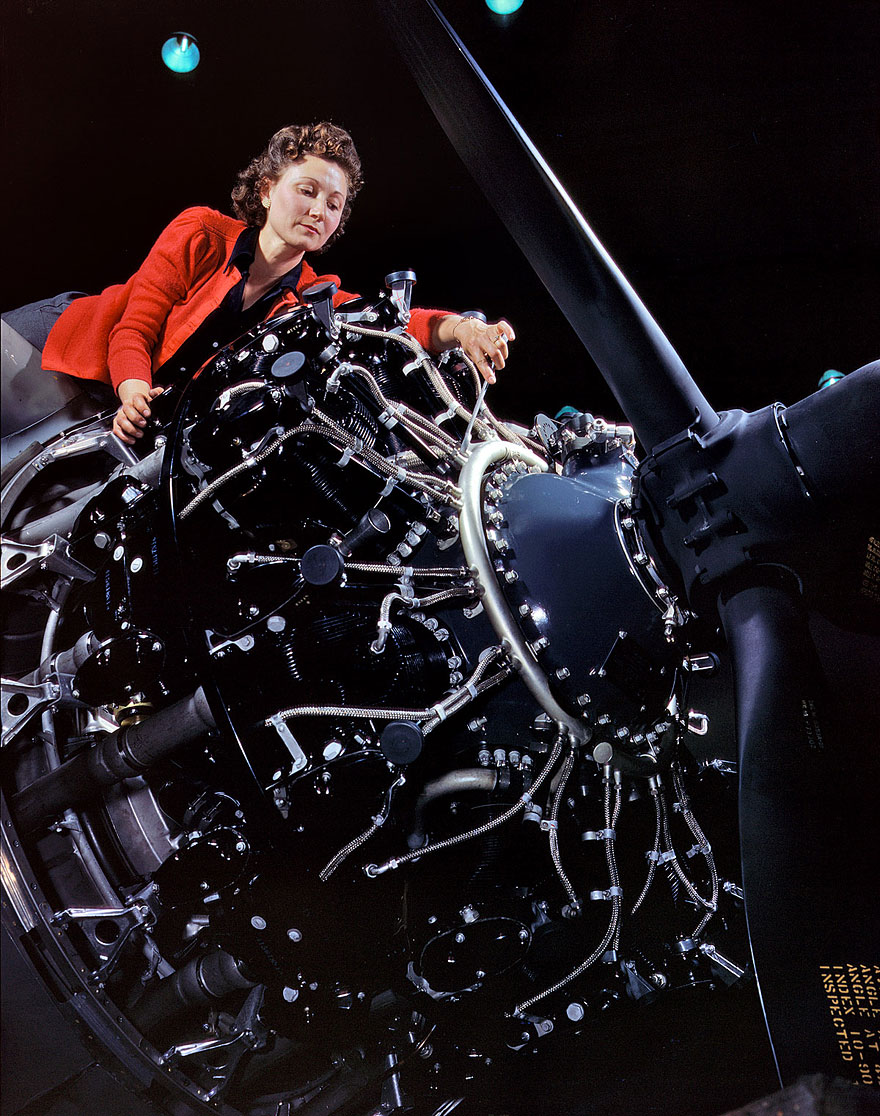 Rare Color Photographs of Women at Work During WW2 Rare Color Photographs of Women at Work During WW2